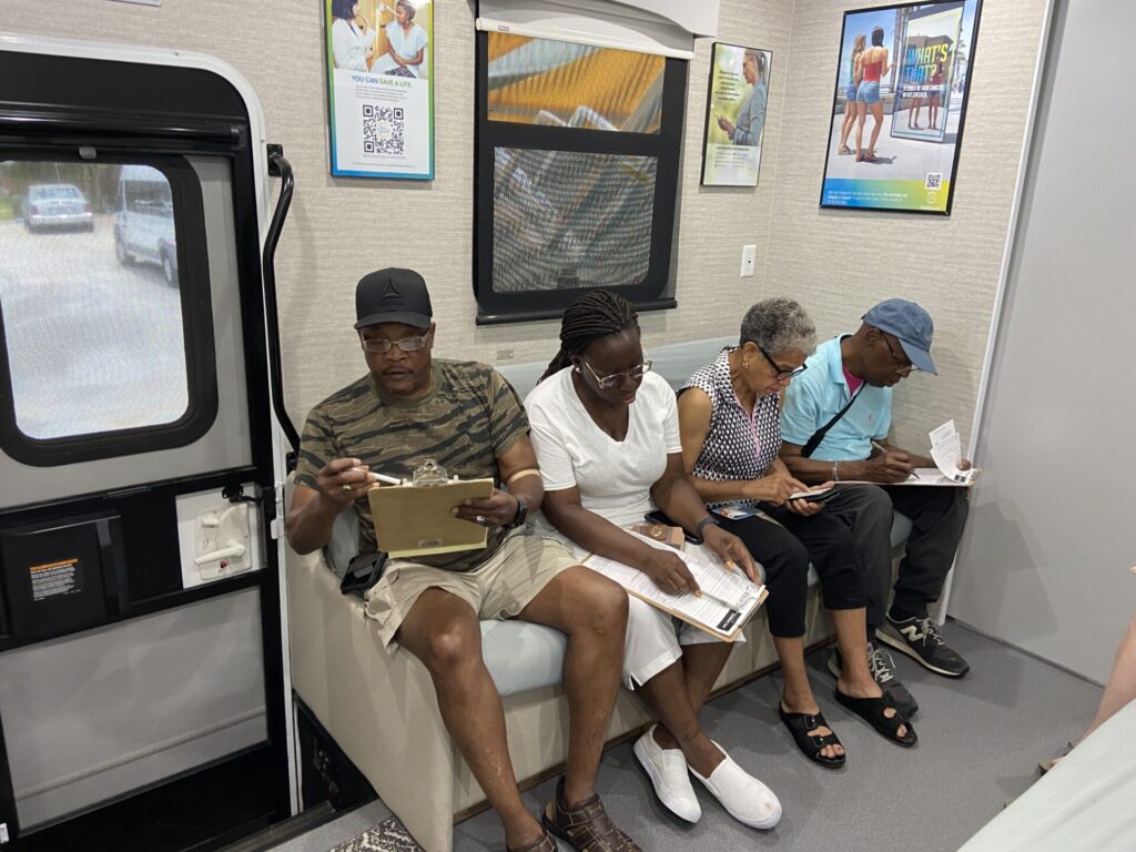 Personas en la sala de espera