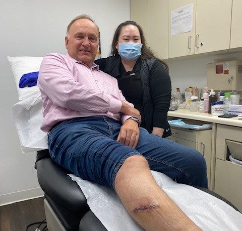 homme avec incision chirurgicale pour mélanome sur la jambe