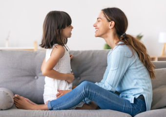 mãe sorridente com criança