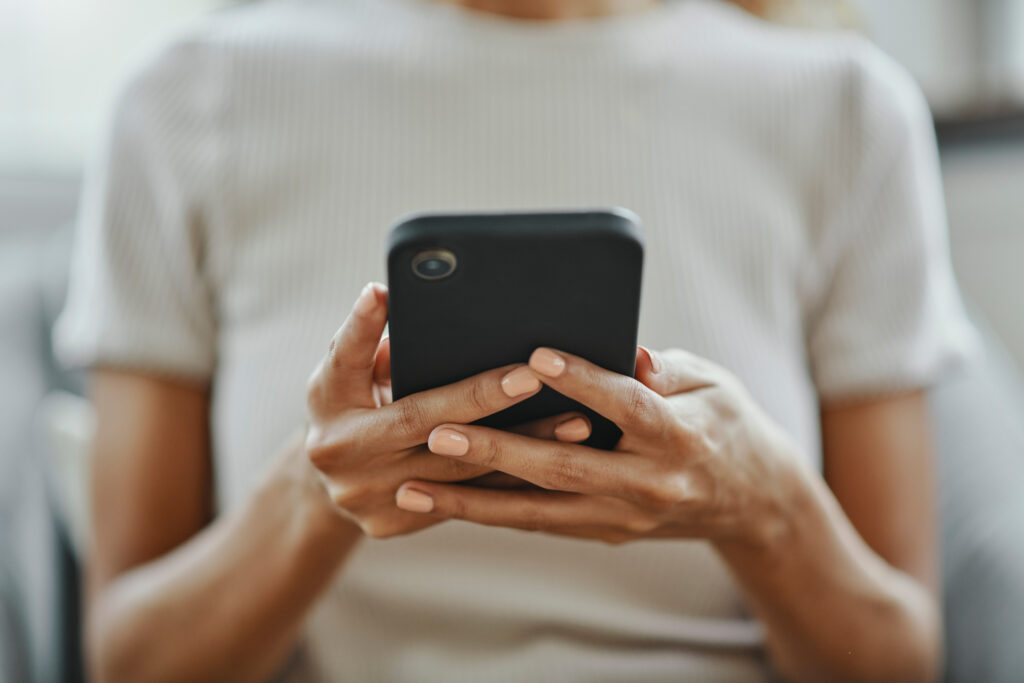 Mãos de mulher, mídias sociais e contato telefônico, comunicação e tecnologia de smartphone