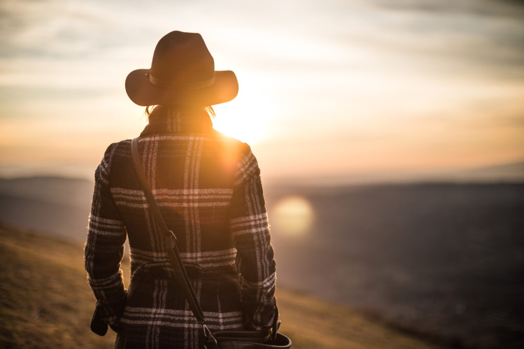 woman with hat enjoy sunset