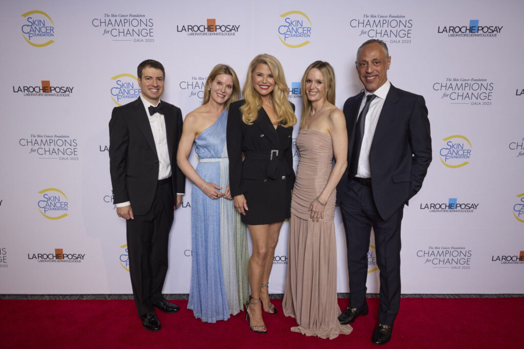 Los médicos copresidentes de la gala, Jesse Lewin, MD; Julie Karen, MD; Elizabeth Hale, MD y Ariel Ostad, MD, en la Gala de Campeones por el Cambio con Christie Brinkley