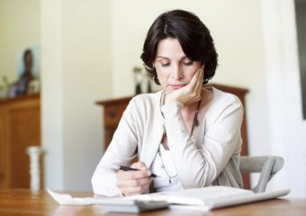 femme inquiète pour l'argent