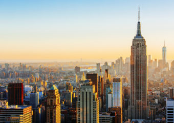 Skyline di Manhattan in una giornata di sole Empire State Building sulla destra, New York, Stati Uniti