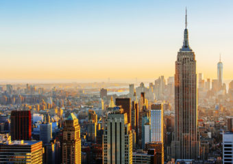 Skyline von Manhattan an einem sonnigen Tag Empire State Building auf der rechten Seite, New York, Vereinigte Staaten