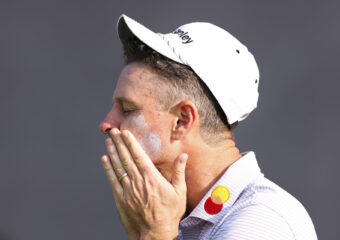 Justin Rose dall'Inghilterra applica la crema solare