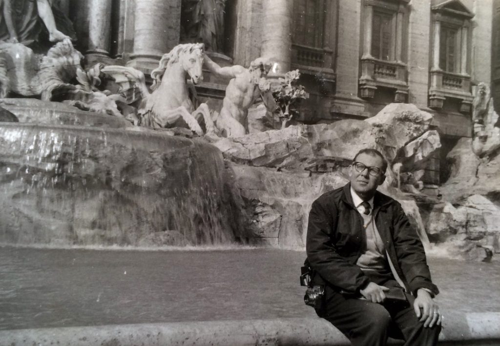 Dr. Perry Robins am Trevi-Brunnen