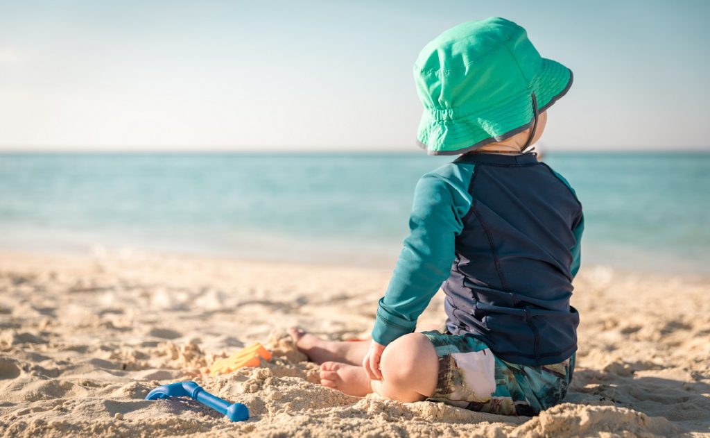 A la plage, protection solaire renforcée pour les enfants - A la