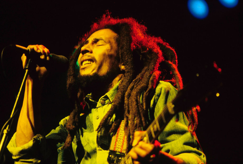 Bob Marley canta