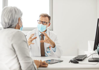medico che spiega al paziente