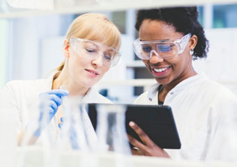 cientistas trabalhando juntos em laboratório