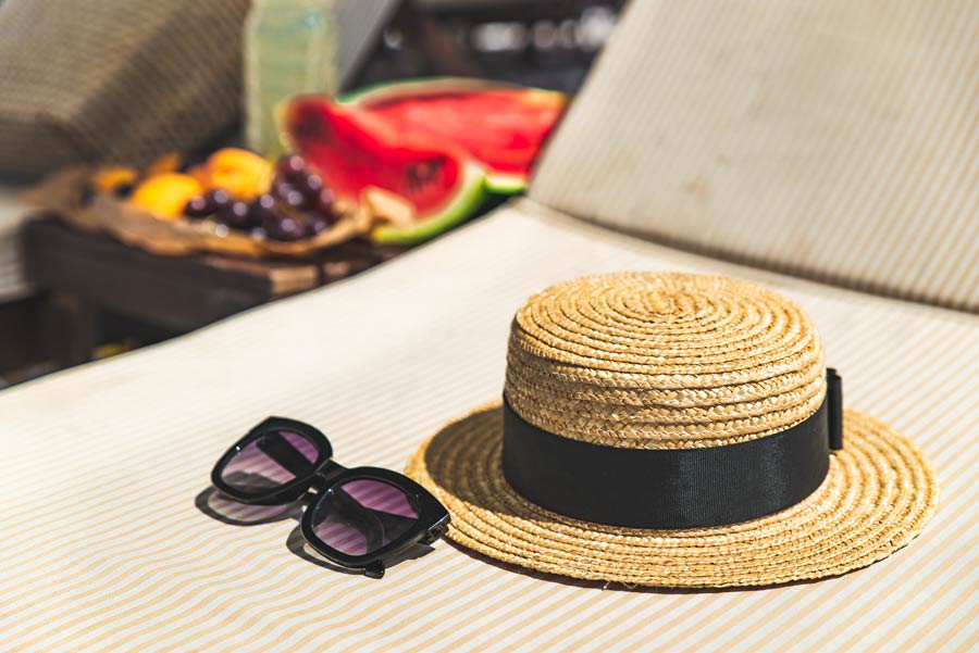 lunettes de soleil chapeau protection solaire avec des raisins en arrière-plan
