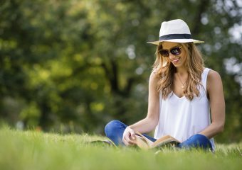 Mulher de verão lendo um livro no parque